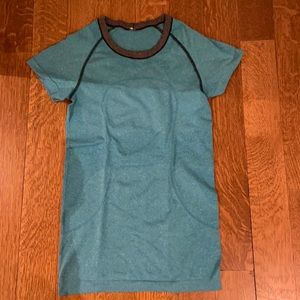 Lululemon used women’s shirt sleeve workout tee